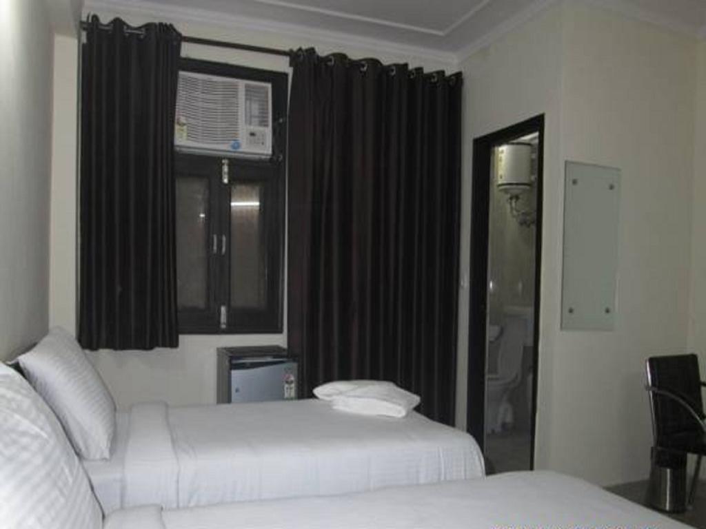 Charanpahari Hotel New Delhi Ngoại thất bức ảnh
