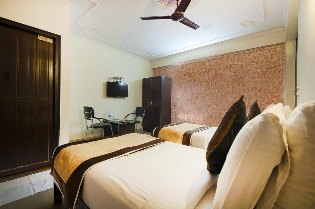 Charanpahari Hotel New Delhi Ngoại thất bức ảnh
