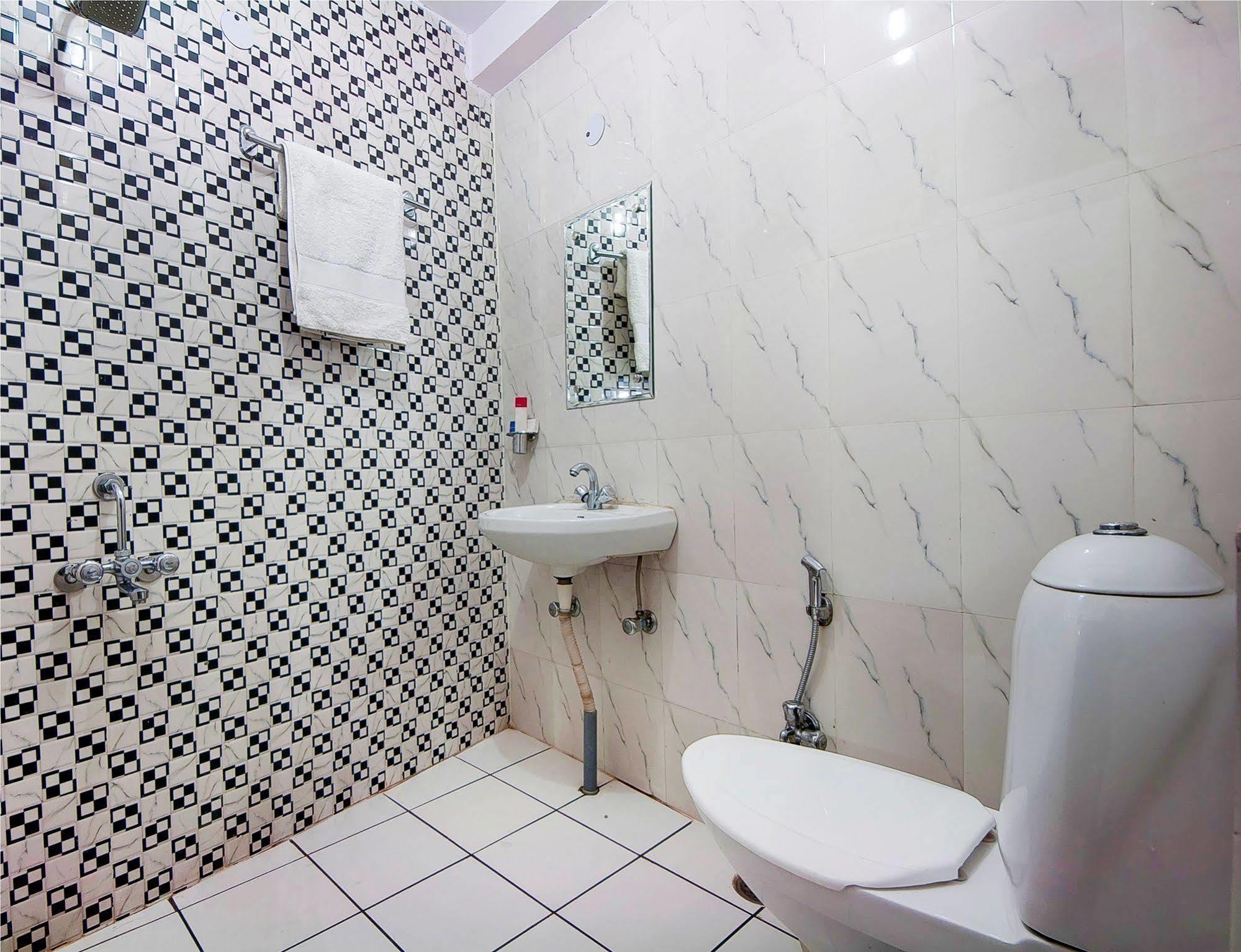 Charanpahari Hotel New Delhi Ngoại thất bức ảnh