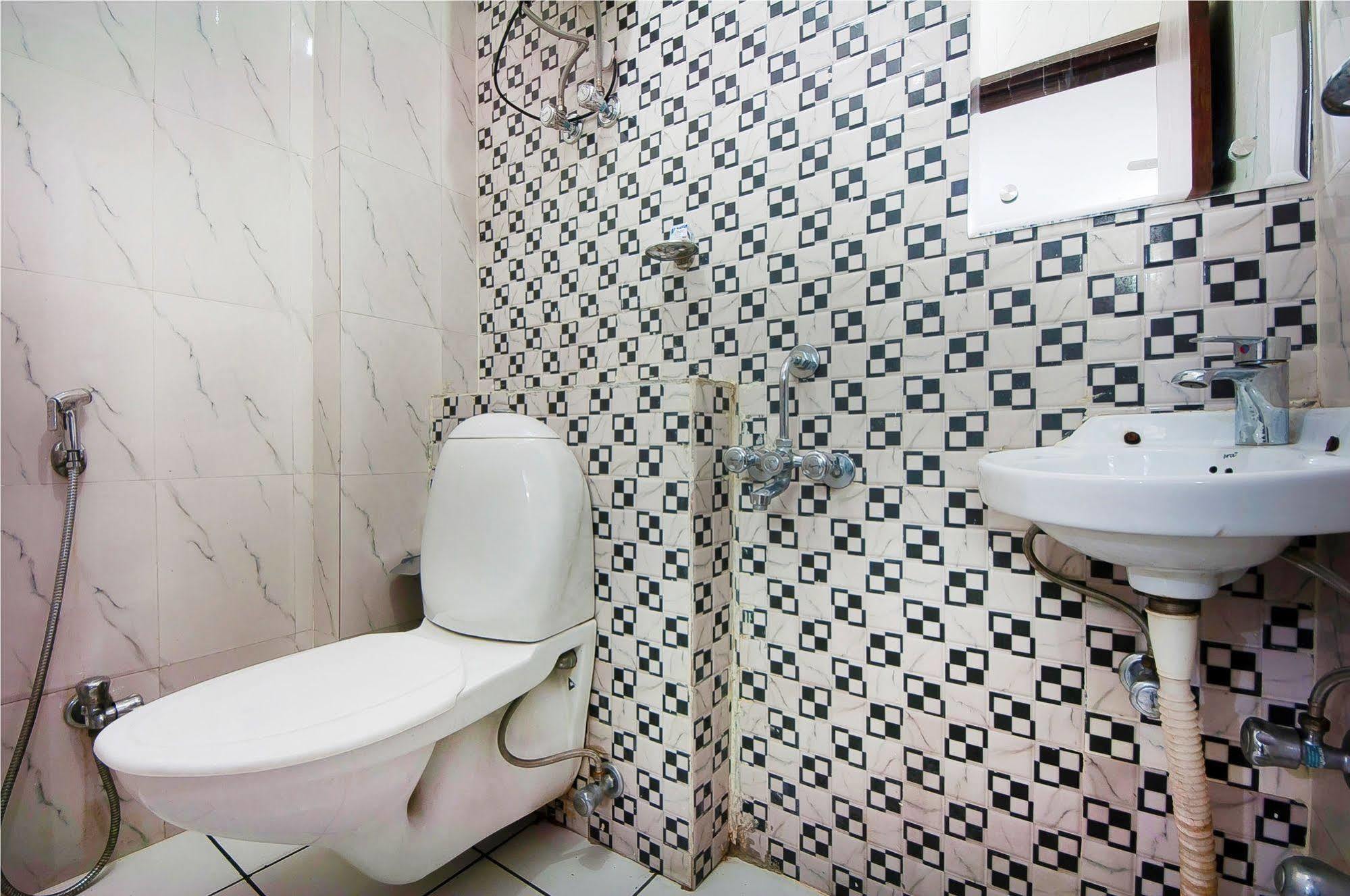 Charanpahari Hotel New Delhi Ngoại thất bức ảnh