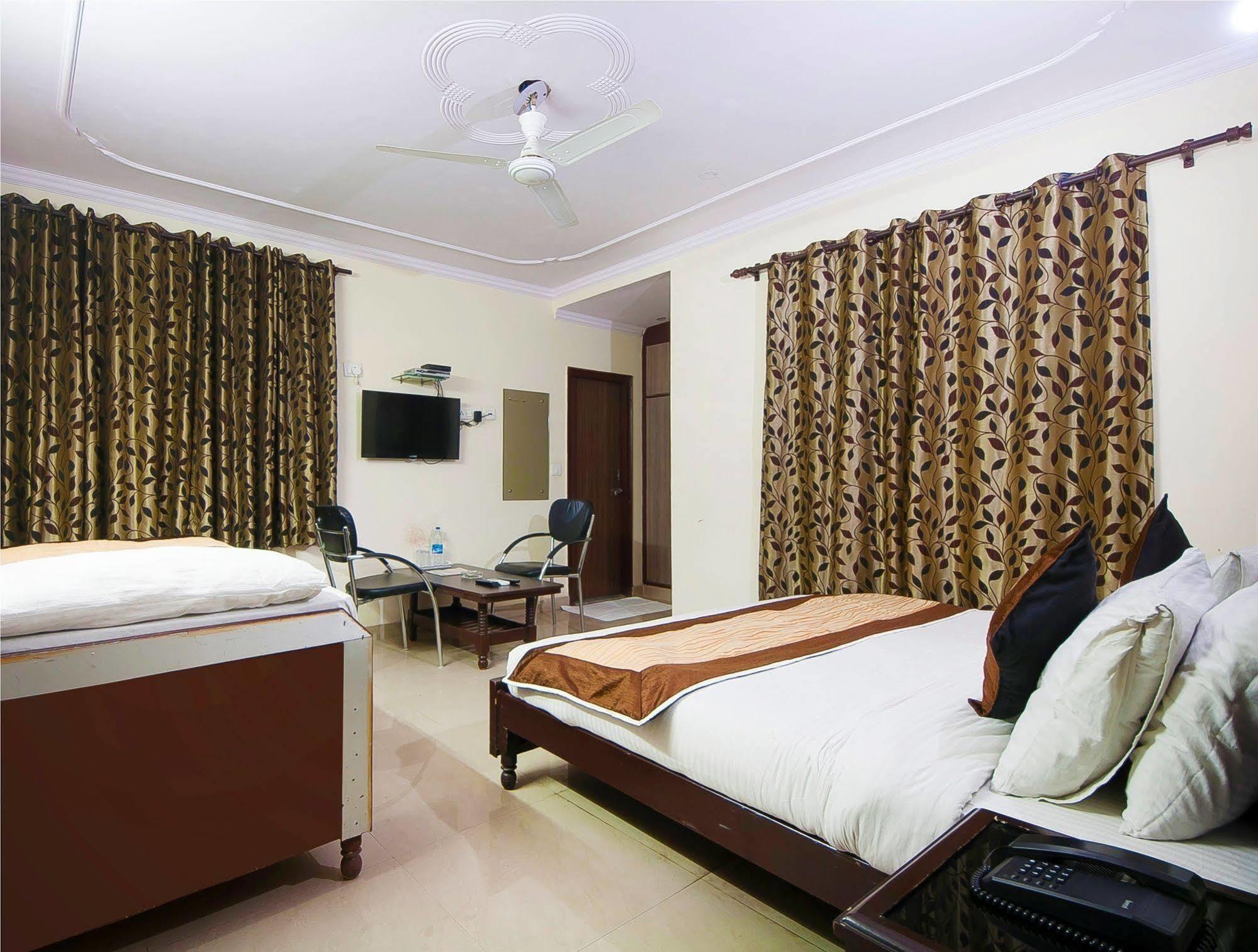 Charanpahari Hotel New Delhi Ngoại thất bức ảnh