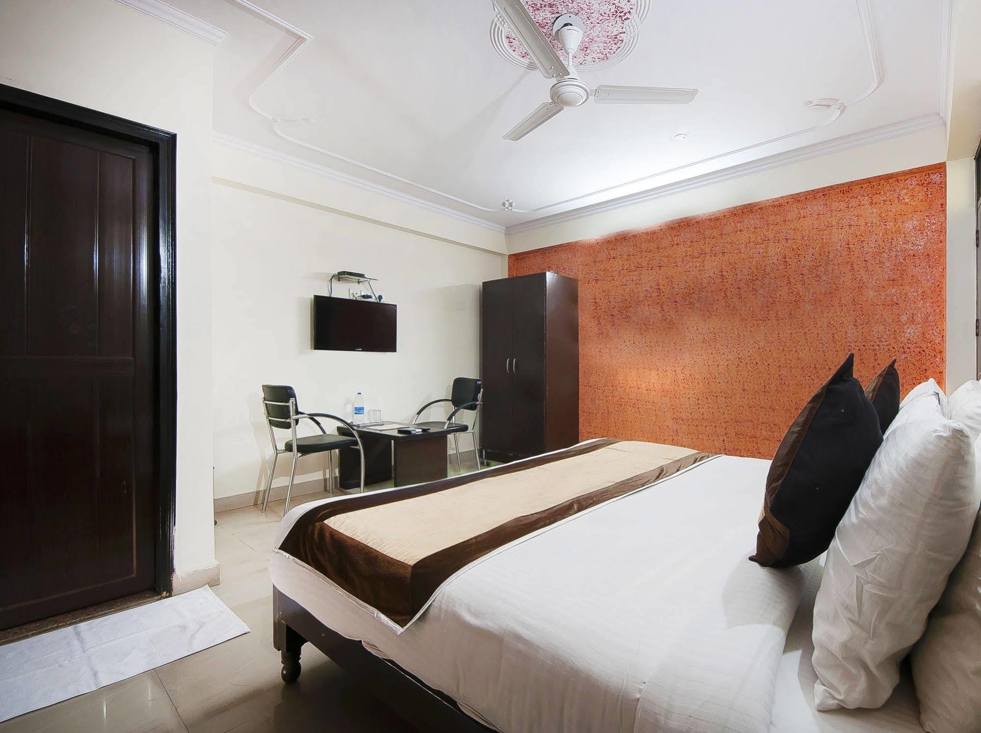Charanpahari Hotel New Delhi Ngoại thất bức ảnh