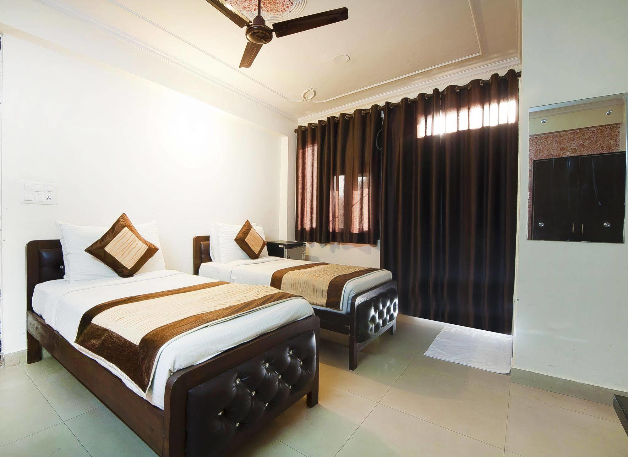Charanpahari Hotel New Delhi Ngoại thất bức ảnh