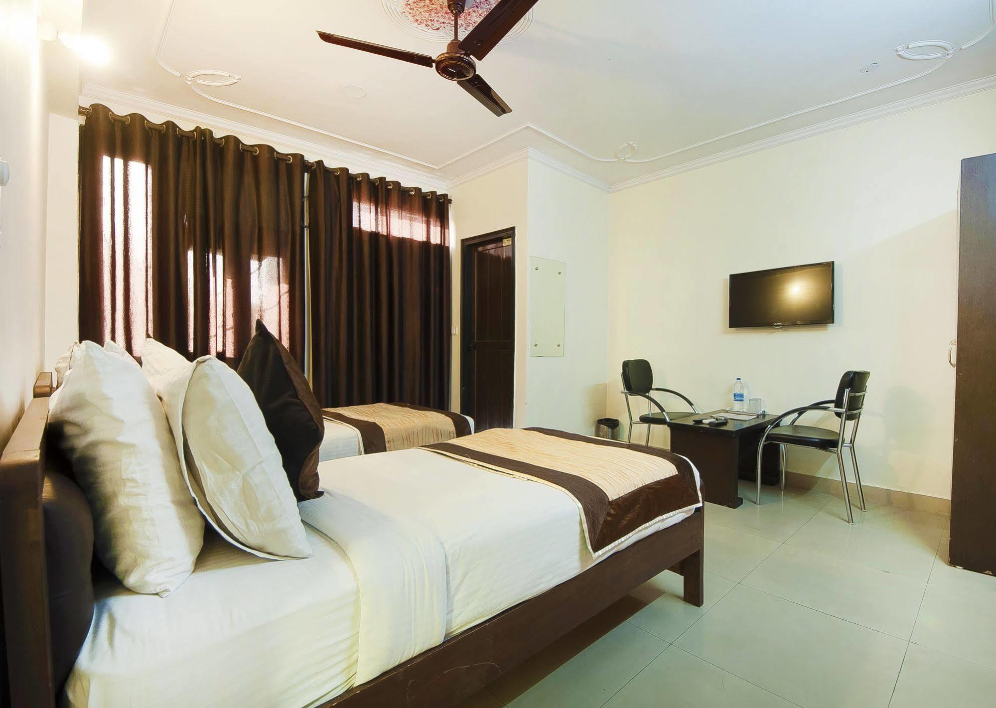Charanpahari Hotel New Delhi Ngoại thất bức ảnh