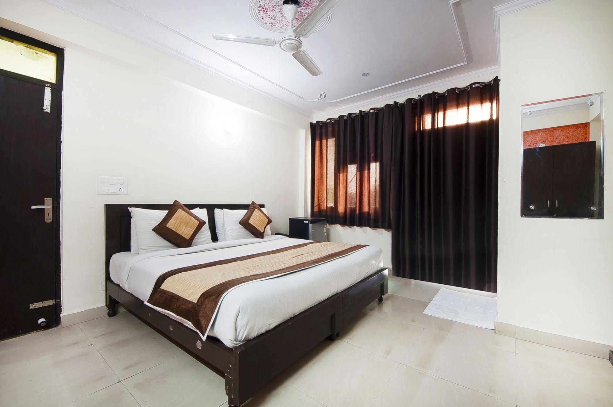 Charanpahari Hotel New Delhi Ngoại thất bức ảnh