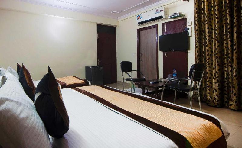 Charanpahari Hotel New Delhi Ngoại thất bức ảnh