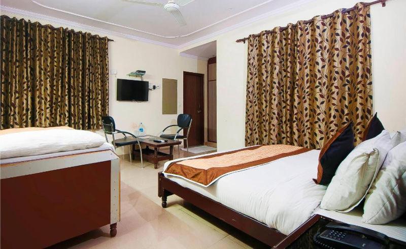Charanpahari Hotel New Delhi Ngoại thất bức ảnh
