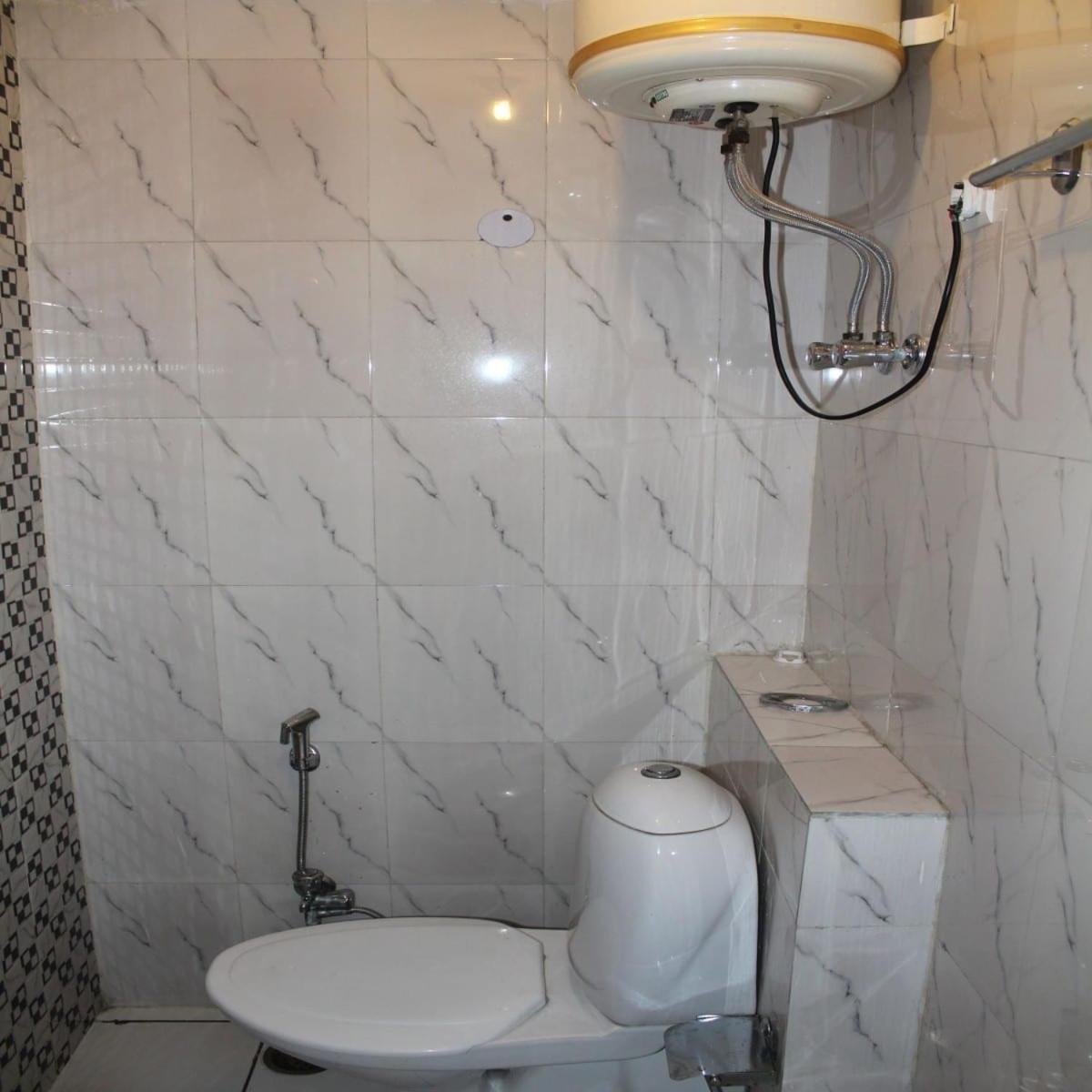 Charanpahari Hotel New Delhi Ngoại thất bức ảnh