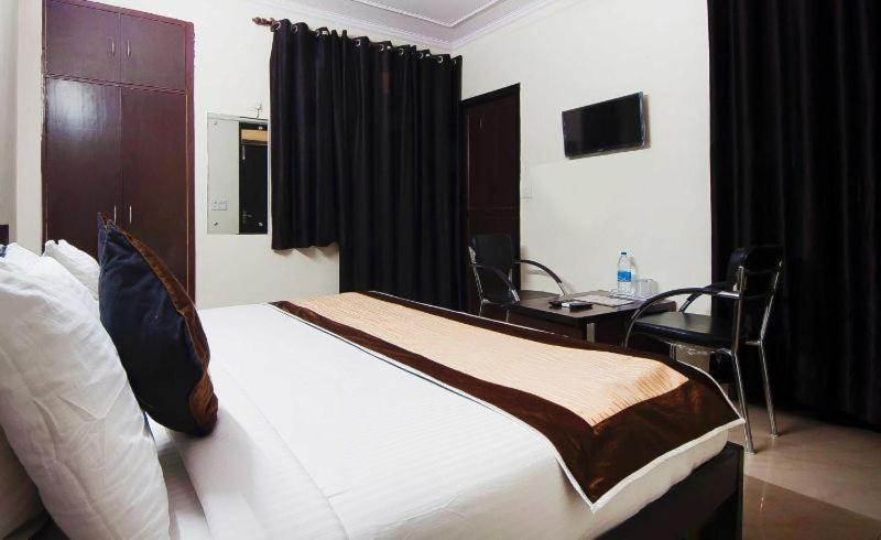 Charanpahari Hotel New Delhi Ngoại thất bức ảnh